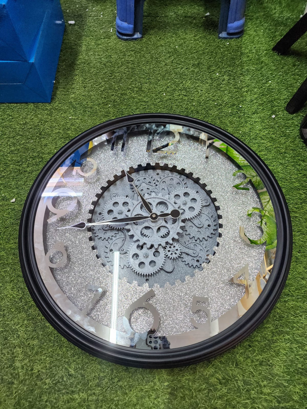 Luxurious Vintage wall clock with rotating gears