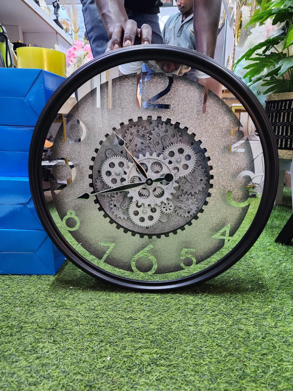 Luxurious Vintage wall clock with rotating gears